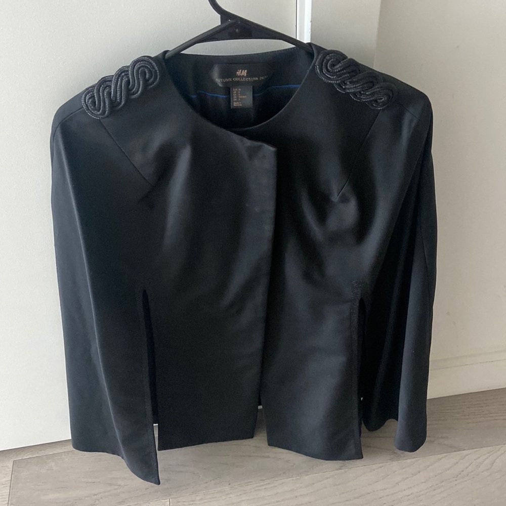 Hm capelet